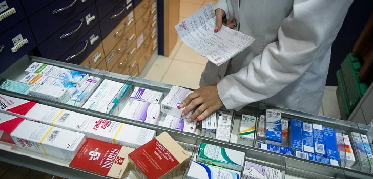 Imagen de una persona trabajando en una farmacia El gasto farmacéutico público en recetas crece un 2,6% y supera 10.000 millones en 2017